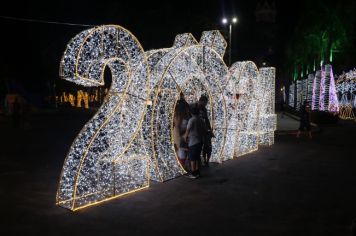 Foto - Natal de Luz - enfeites na Praça da Bandeira