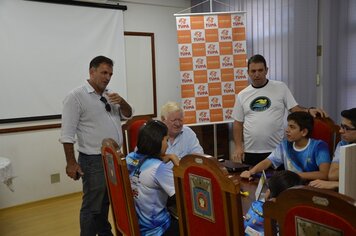 Foto - Pais e Alunos vieram a Prefeitura agradecer a Manoel Gaspar sobre Campeonato de Natação.