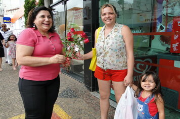 Foto - Prefeitura entrega rosas as mulheres de Tupã em comemoração ao Dia Internacional da Mulher