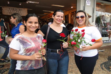 Foto - Prefeitura entrega rosas as mulheres de Tupã em comemoração ao Dia Internacional da Mulher