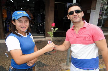 Foto - Prefeitura entrega rosas as mulheres de Tupã em comemoração ao Dia Internacional da Mulher