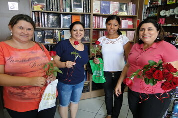Foto - Prefeitura entrega rosas as mulheres de Tupã em comemoração ao Dia Internacional da Mulher