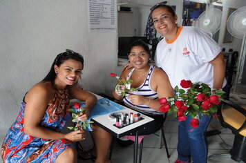 Foto - Prefeitura entrega rosas as mulheres de Tupã em comemoração ao Dia Internacional da Mulher