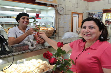 Foto - Prefeitura entrega rosas as mulheres de Tupã em comemoração ao Dia Internacional da Mulher