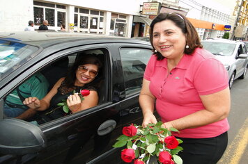 Foto - Prefeitura entrega rosas as mulheres de Tupã em comemoração ao Dia Internacional da Mulher