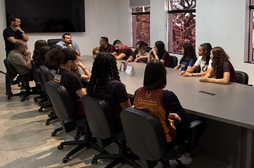 Antes dos Jogos Regionais, equipe de basquete visita Prefeitura