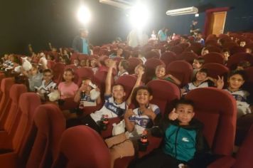Alunos da rede municipal de ensino participam de sessão de cinema