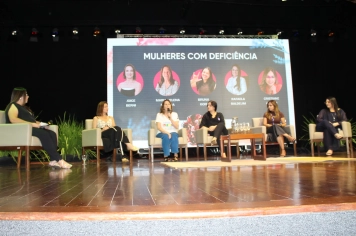 Fórum Todas Juntas reúne grande público no Teatro Municipal para debater Mulheres com Deficiência