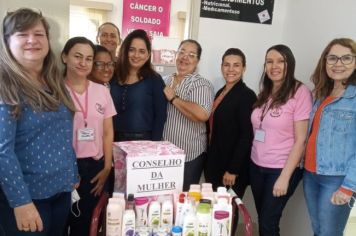 Conselho da Mulher entrega cremes e sabonetes à Rede Feminina do Câncer