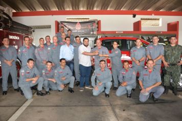 Prefeito entrega viatura operacional para Corpo de Bombeiros