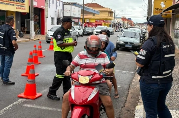Ação educativa orienta motociclistas e reforça segurança no trânsito em Tupã