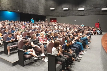 Alunos da rede municipal prestigiam peça teatral