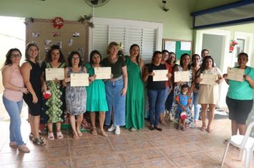 Sete mulheres finalizam segundo curso de manicure oferecido pelas unidades CRAS