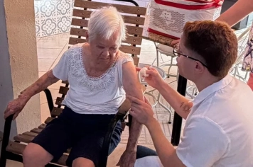 Vacinação domiciliar garante acesso a pacientes com dificuldade de locomoção em Tupã