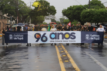 Desfile que marcou o aniversário mobiliza centenas de pessoas, mesmo com chuva