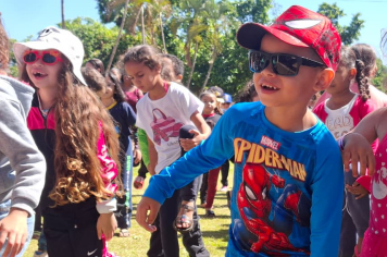 Em parque aquático, estudantes da rede municipal vivem momentos de descontração