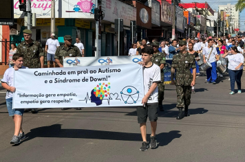 Passeata da Apae leva centenas à avenida Tamoios