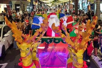 Papai Noel desce a avenida Tamoios e junta comércio à celebração de final de ano