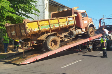 Programa de limpeza recolhe caminhão em estado de abandono