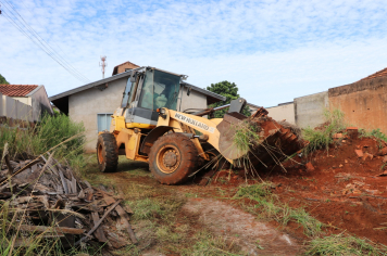 Com autorização da Justiça, Prefeitura limpa terrenos fechados e eleva combate a arboviroses a outro patamar