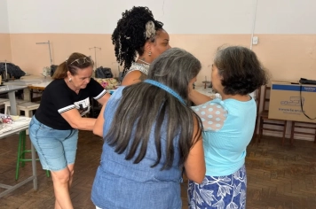 Equipe da Escola Profissionalizante confecciona figurino da Corte Carnavalesca