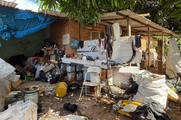 Prefeitura retira lixo suficiente para encher oito caminhões de residência no centro da cidade