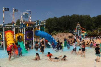 Atividades em parque aquático beneficiaram cerca de 3.500 alunos da Rede Municipal