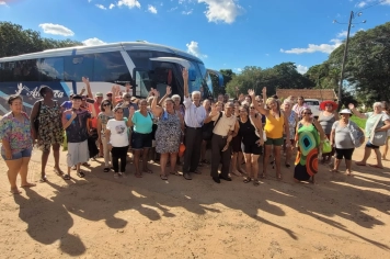 Idosos do CCI de Tupã passam dia de lazer em parque aquático