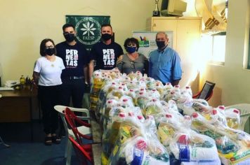 Pernetas Futebol Clube doa meia tonelada de alimentos ao Sindicato Rural