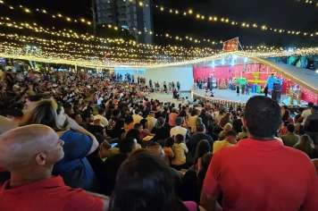 Nem chuva tira empolgação de alunos da rede municipal no primeiro dia de apresentações do Natal de Luz