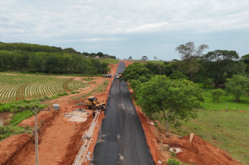 Prefeitura pavimenta estrada que dá acesso a forte ponto turístico da cidade