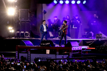 Zezé di Camargo e Luciano emocionam o público no primeiro dia de Exapit