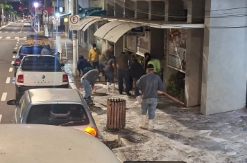 Secretaria de Meio Ambiente promove limpeza de calçamento na avenida Tamoios