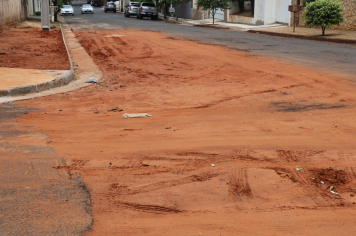 Com mão de obra e material próprios, Prefeitura recupera erosão na rua Bororós