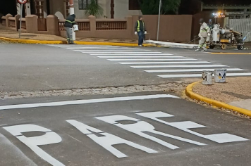 Prefeitura está concluindo pintura noturna da sinalização viária na avenida Tapuias