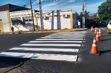 Ruas recapeadas continuam recebendo pintura de sinalização