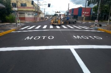 Ruas recapeadas recebem pintura de sinalização