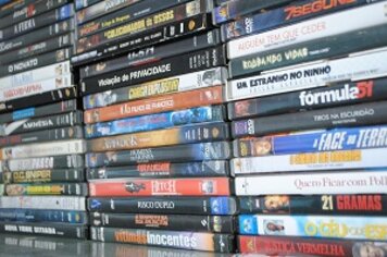Biblioteca Municipal recebe doação de mais de 140 DVDs