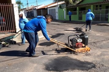 Prefeitura reorganiza equipes dos serviços de tapa-buracos