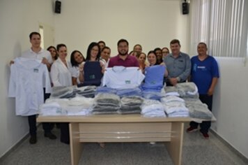 Prefeitura entrega novos uniformes para servidores da UPA