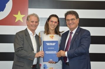 Turismóloga da prefeitura apresenta tese de doutorado ao secretário estadual de Turismo