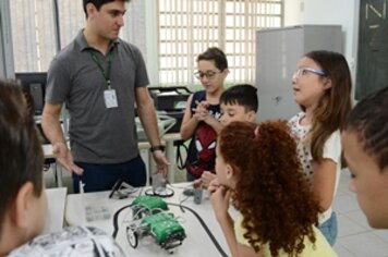 Aula inaugural de robótica aconteceu nesta segunda-feira