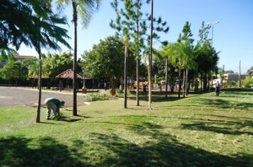 Prefeitura realiza roçada e limpeza de espaços de uso público do município