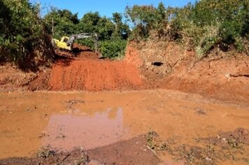 Prefeitura realiza limpeza e manutenção em caixas de contenção