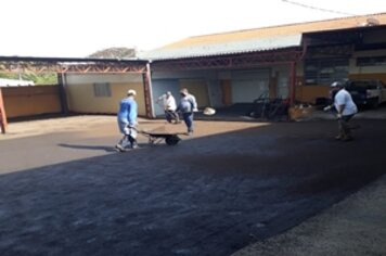 Prefeitura asfalta pátio de ambulância do município