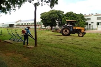 Prefeitura intensifica limpeza em diversos locais do município