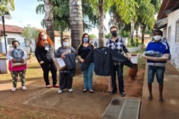 Prefeitura entrega agasalhos e cobertores no recanto da melhor idade