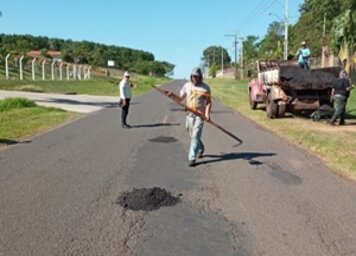 Operação Tapa-Buracos realizou melhorias nas vicinais para Bastos e Arco-Íris