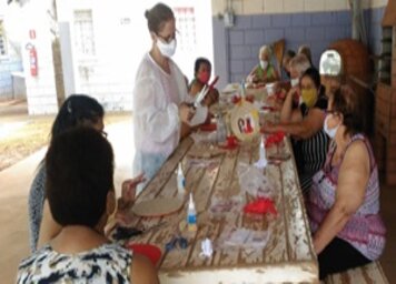Escola Profissionalizante oferece aulas de artesanato para idosos