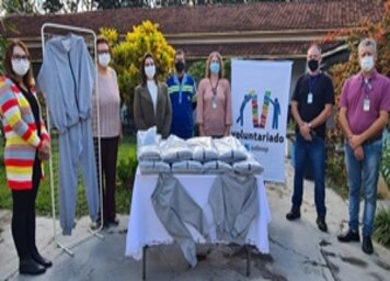 Prefeitura entrega 100 conjuntos de moletom para a Campanha do Agasalho